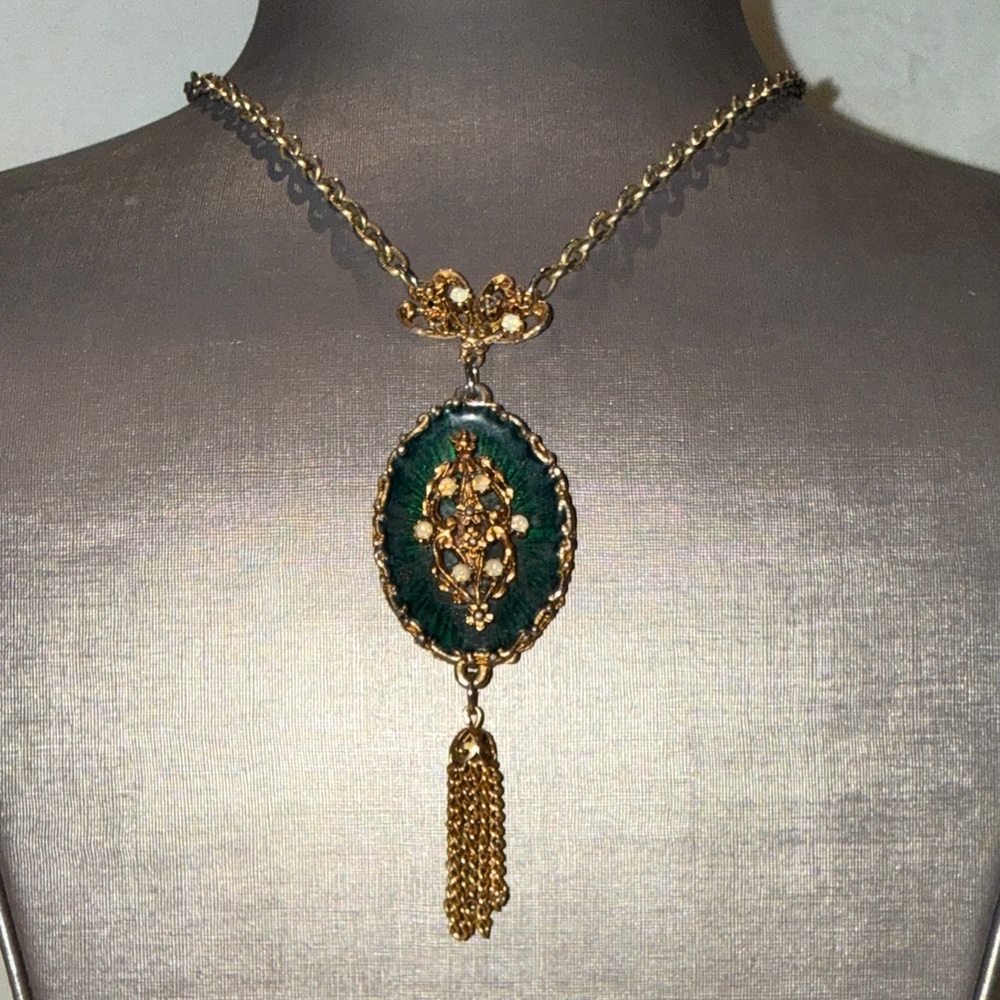 Elegant LUMO Gold and Green Pendant Necklace